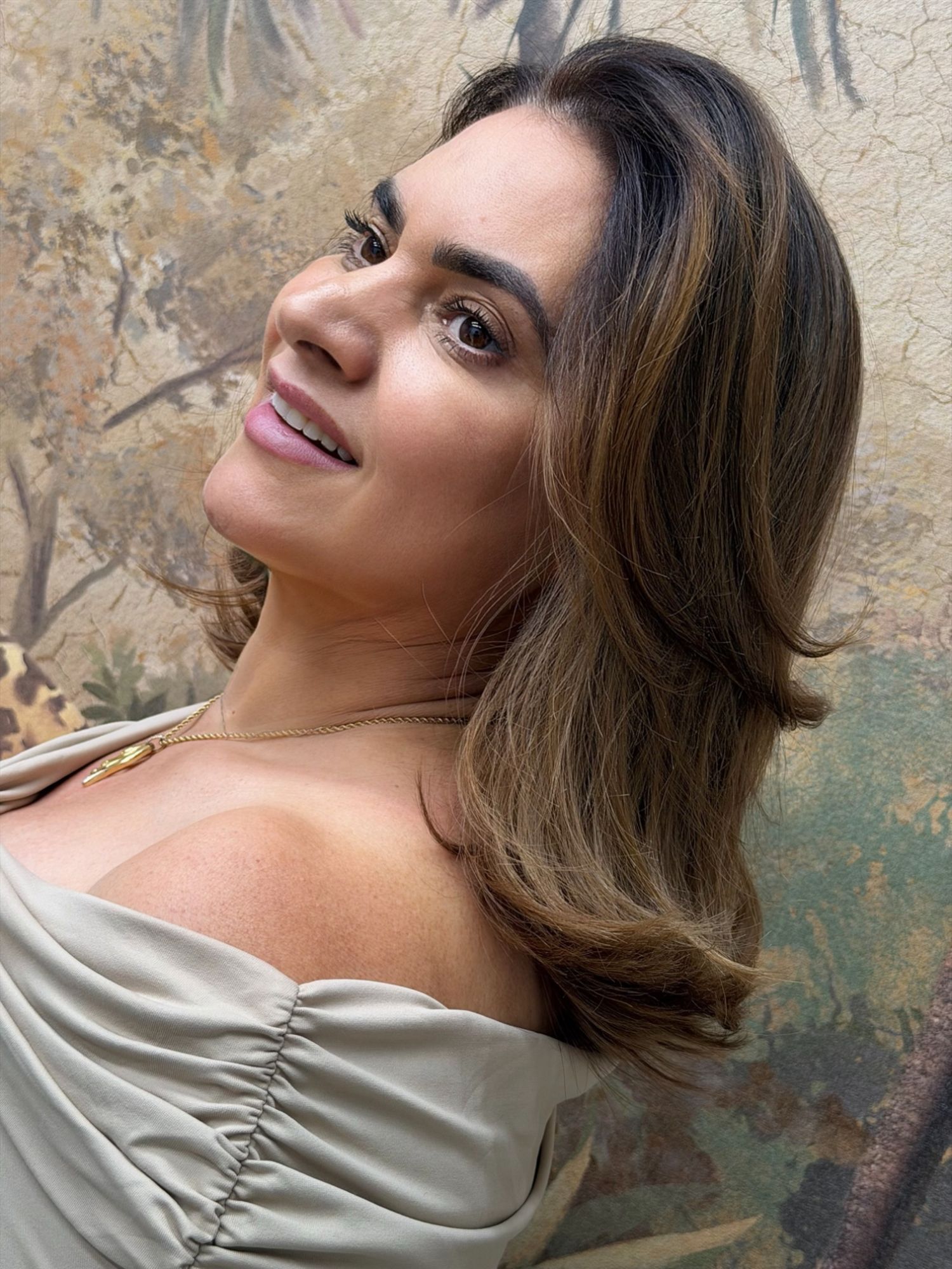Corte com mechas, de perfil